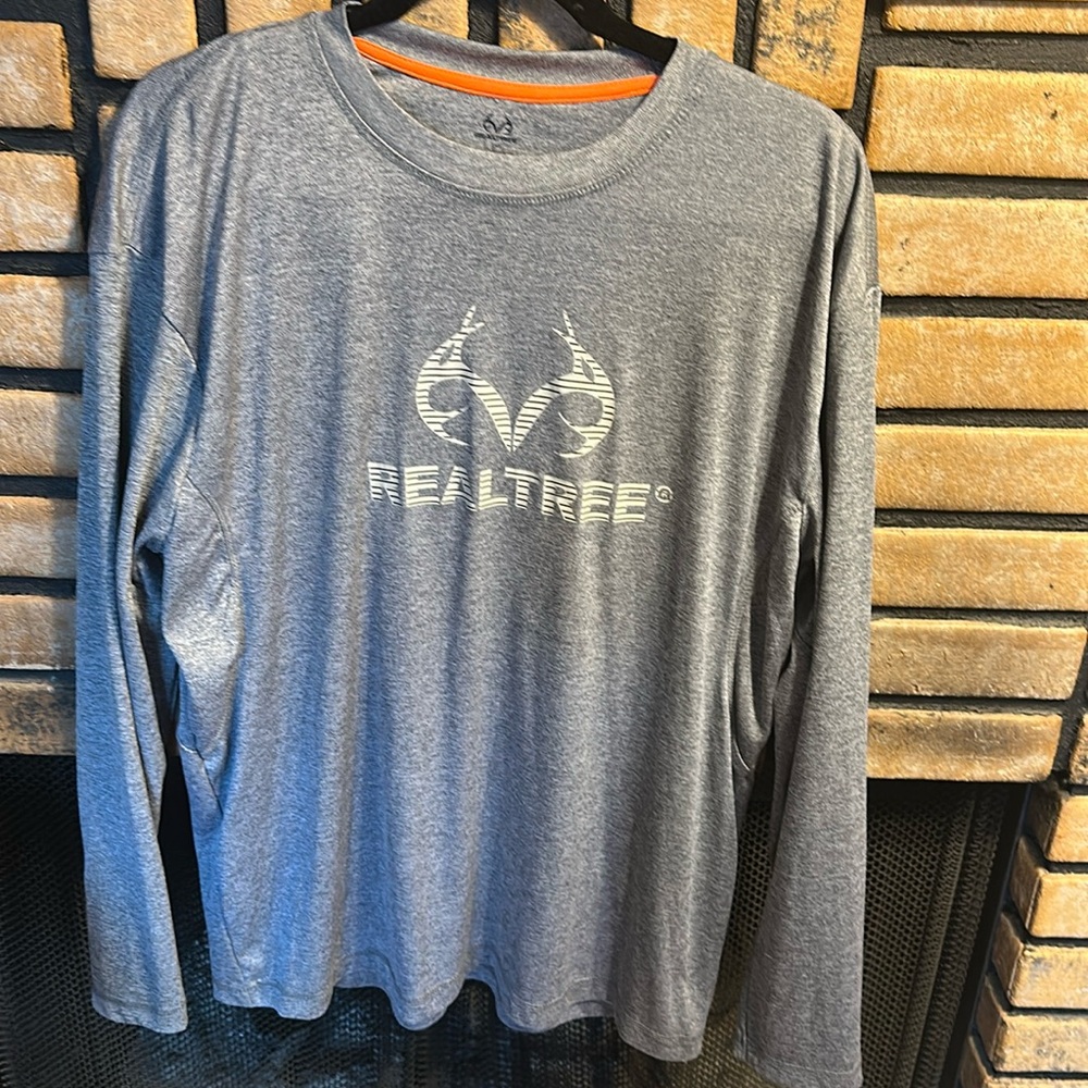 Realtree Men’s Long Sleeved T-Shirt. Men’s Large.